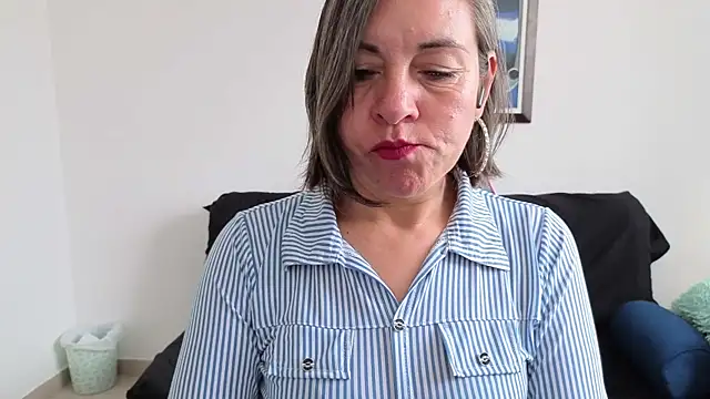 Snapshot of Lady_breaks_hearts chatting on 01/15/26, 01:48 Lady breaks hearts online show from 01/15/26, 01:48