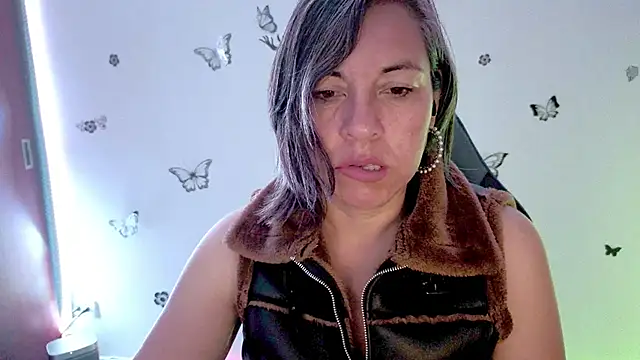 Lady breaks hearts online show from 04/19/26, 10:14