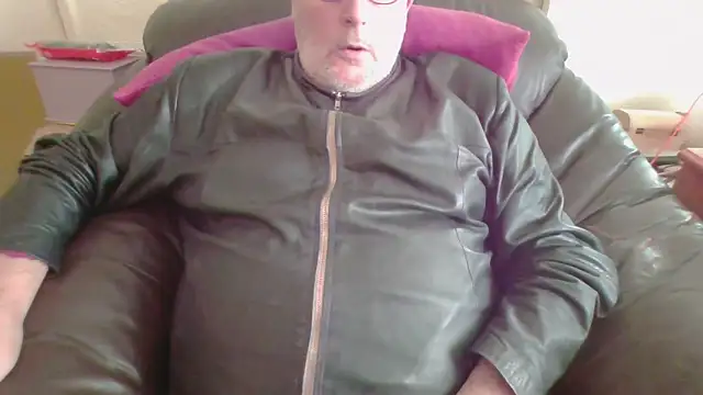 Snapshot of Leatherman63 chatting on 09/13/25, 07:30 Leatherman63 online show from 09/13/25, 07:30