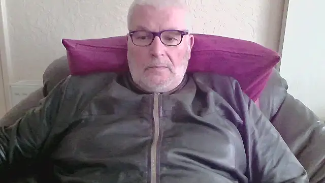 Snapshot of Leatherman63 chatting on 10/25/25, 08:55 Leatherman63 online show from 10/25/25, 08:55