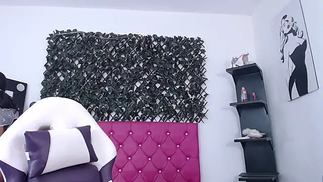 Snapshot of michel_cardona chatting on 11/18/25, 04:00 michel cardona online show from 11/18/25, 04:00