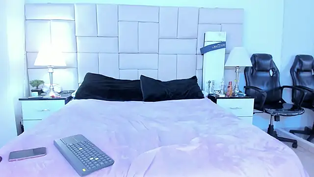 Snapshot of IsisLoveyes_ chatting on 11/25/25, 12:32 IsisLoveyes online show from 11/25/25, 12:32