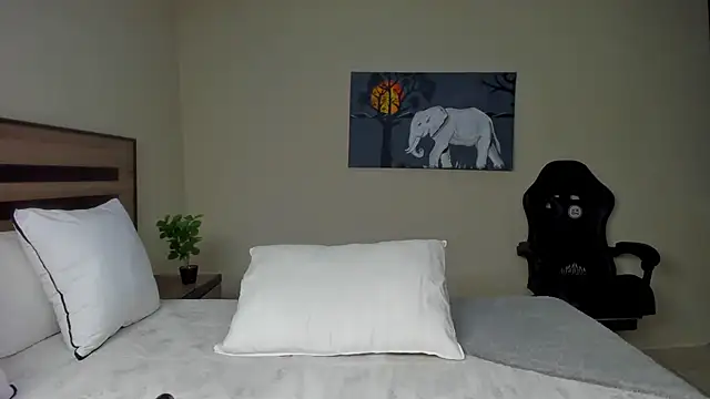 Renee-18 online show from 09/15/25, 10:32