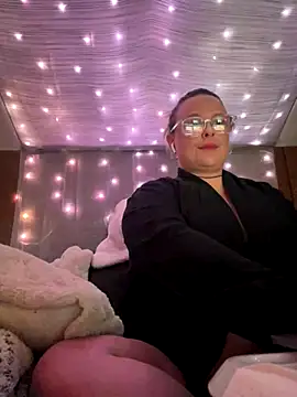 Snapshot of GinAnnTonic chatting on 12/03/24, 03:33 GinAnnTonic online show from 12/03/24, 03:33