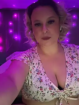 Snapshot of GinAnnTonic chatting on 12/14/24, 01:28 GinAnnTonic online show from 12/14/24, 01:28