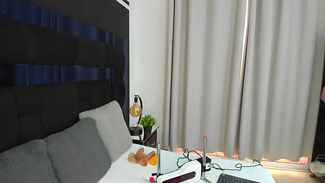 Snapshot of CahitlinBell chatting on 12/13/24, 08:58 CahitlinBell online show from 12/13/24, 08:58