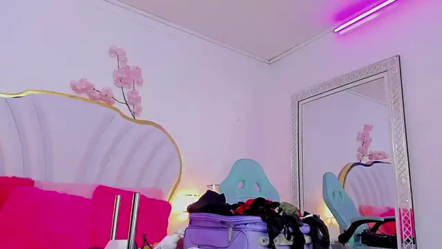 Snapshot of CahitlinBell chatting on 02/07/25, 04:37 CahitlinBell online show from 02/07/25, 04:37