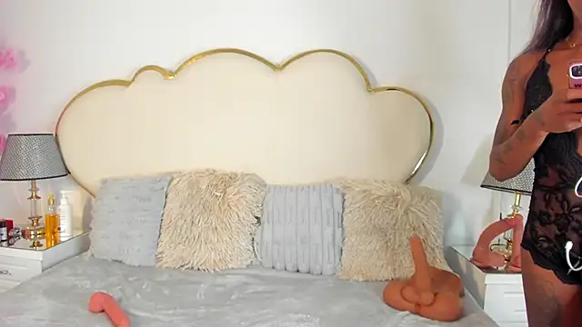 Snapshot of CahitlinBell chatting on 10/16/25, 04:13 CahitlinBell online show from 10/16/25, 04:13