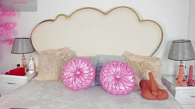 Snapshot of CahitlinBell chatting on 10/21/25, 05:41 CahitlinBell online show from 10/21/25, 05:41