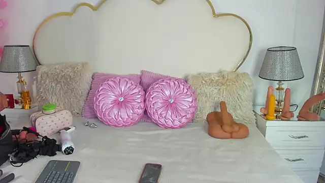 Snapshot of CahitlinBell chatting on 10/22/25, 05:41 CahitlinBell online show from 10/22/25, 05:41