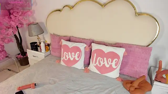 Snapshot of CahitlinBell chatting on 11/26/25, 05:30 CahitlinBell online show from 11/26/25, 05:30