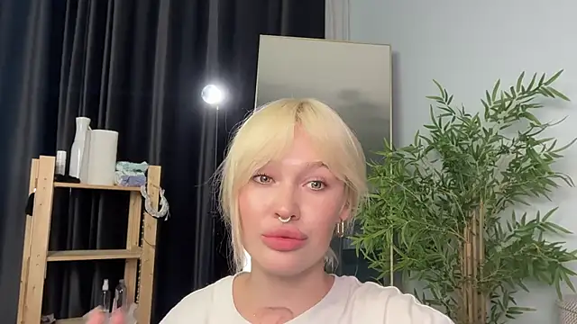 Snapshot of Golden_Aline chatting on 07/23/26, 04:05 Golden Aline online show from 07/23/26, 04:05