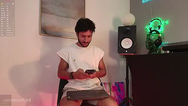 Snapshot of Valentinoford chatting on 05/19/26, 10:27 Valentinoford online show from 05/19/26, 10:27