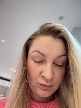 Snapshot of Teya_moon_ chatting on 12/19/24, 11:39 Teya moon  online show from 12/19/24, 11:39