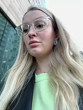 Snapshot of Teya_moon_ chatting on 01/04/25, 10:38 Teya moon  online show from 01/04/25, 10:38