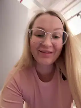 Snapshot of Teya_moon_ chatting on 02/04/25, 11:27 Teya moon  online show from 02/04/25, 11:27