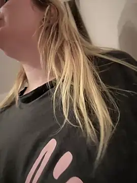 Snapshot of Teya_moon_ chatting on 03/19/25, 10:09 Teya moon  online show from 03/19/25, 10:09