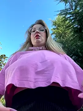 Snapshot of Teya_moon_ chatting on 09/10/25, 02:06 Teya moon  online show from 09/10/25, 02:06