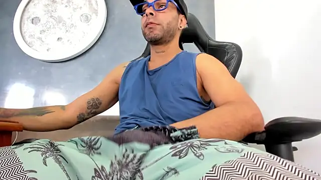 Snapshot of Bryan_Bronx chatting on 10/18/25, 02:07 Bryan Bronx online show from 10/18/25, 02:07