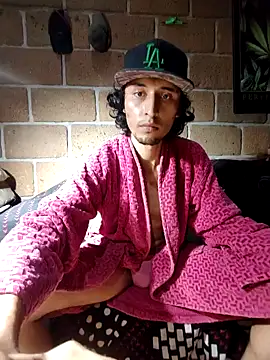 Pitudo20cmm online show from 09/18/25, 06:37