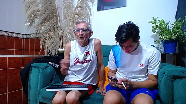 Snapshot of Leon_hot_X chatting on 01/20/25, 11:10 Leon hot X online show from 01/20/25, 11:10