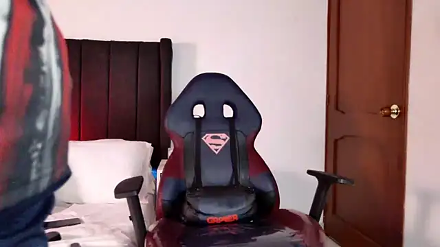 Snapshot of muscle_ares chatting on 10/31/25, 12:44 muscle ares online show from 10/31/25, 12:44