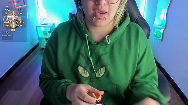 lucky-leah online show from 10/22/25, 04:02