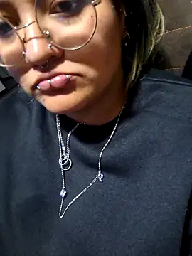 lucky-leah online show from 12/04/25, 04:11