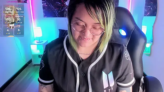 lucky-leah online show from 12/19/25, 03:35