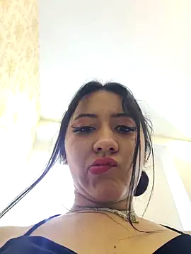 Snapshot of LuciaTomson chatting on 11/17/25, 01:50 LuciaTomson online show from 11/17/25, 01:50