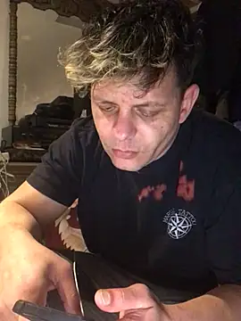 Snapshot of Phelyxx_elgato chatting on 03/20/25, 12:43 Phelyxx elgato online show from 03/20/25, 12:43