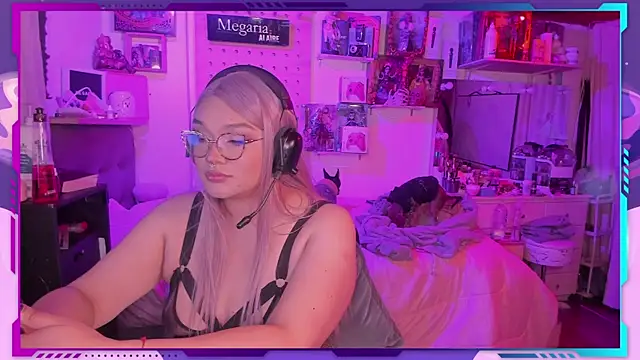 Snapshot of MegariaB chatting on 10/17/25, 04:04 MegariaB online show from 10/17/25, 04:04