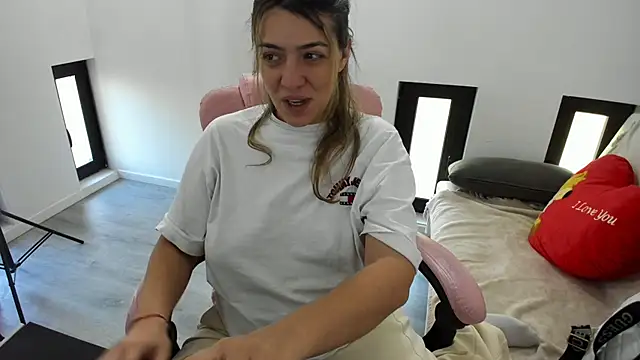 Dyana Kaylinn online show from 05/04/26, 05:03