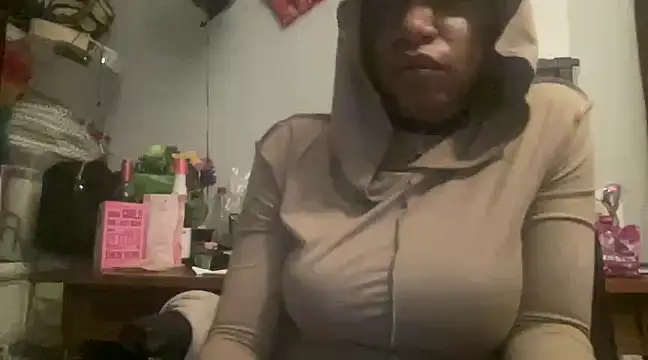 Snapshot of MommyConfident chatting on 02/18/25, 04:48 MommyConfident online show from 02/18/25, 04:48