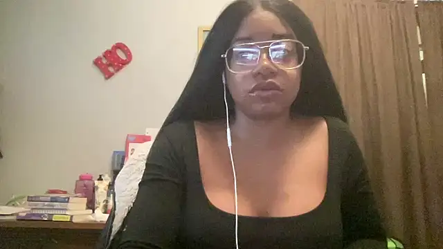 Snapshot of MommyConfident chatting on 09/30/25, 01:05 MommyConfident online show from 09/30/25, 01:05