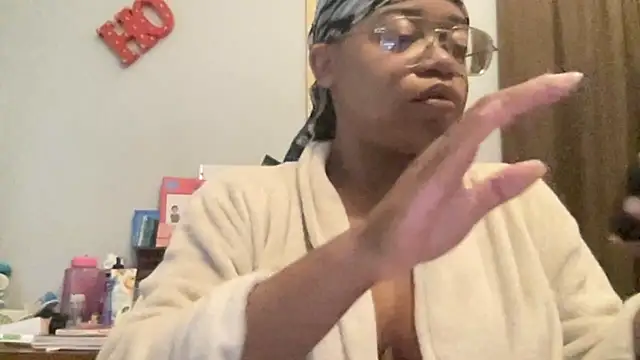 Snapshot of MommyConfident chatting on 10/08/25, 01:42 MommyConfident online show from 10/08/25, 01:42