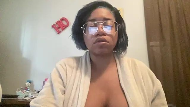 Snapshot of MommyConfident chatting on 10/21/25, 01:12 MommyConfident online show from 10/21/25, 01:12