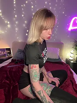 haileyhope  online show from 02/11/26, 03:28