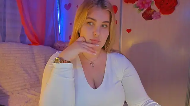 CoraSwon online show from 03/04/25, 05:56