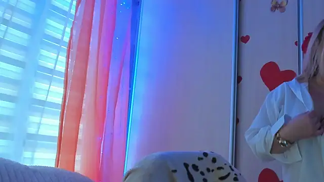 CoraSwon online show from 03/18/25, 11:52