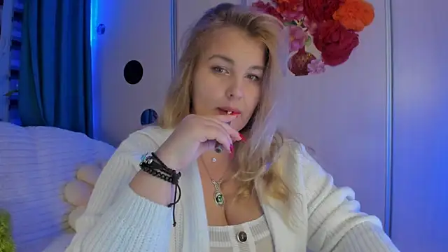 CoraSwon online show from 10/03/25, 09:23