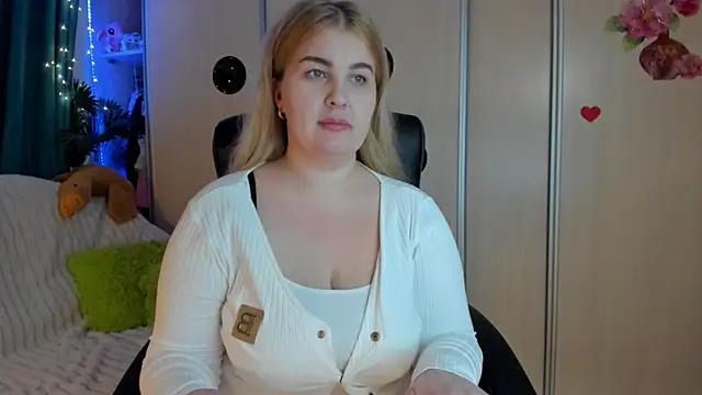 CoraSwon online show from 02/28/26, 03:24