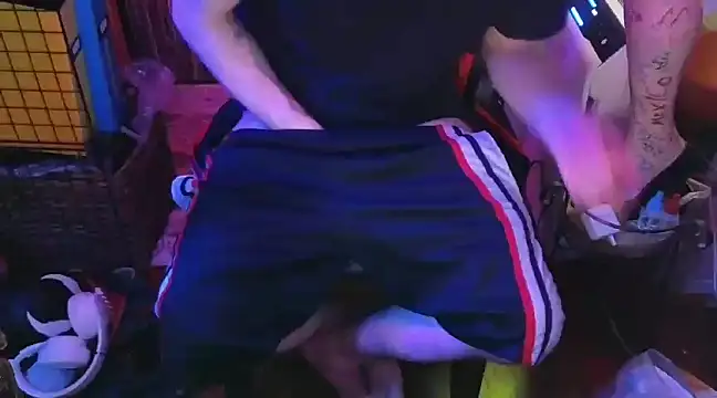 pantslesstraveler plt online show from 01/30/25, 04:16