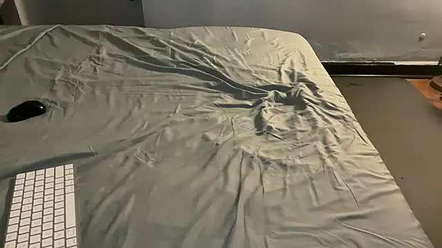 pantslesstraveler plt online show from 04/22/26, 05:43