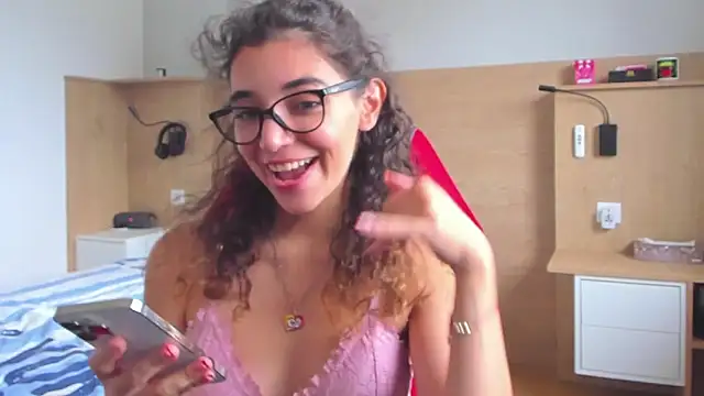 uniquerossie online show from 10/20/25, 12:16