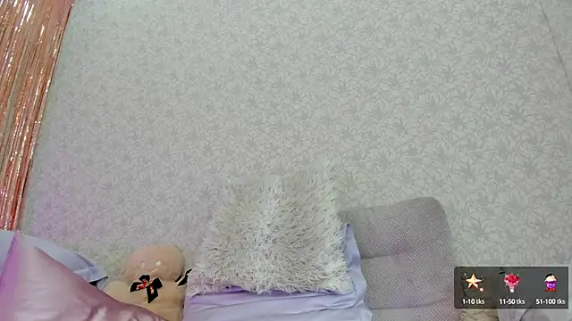 Snapshot of crystalnut chatting on 12/22/24, 07:22 crystalnut online show from 12/22/24, 07:22