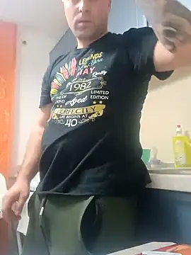 Snapshot of LucianM6 chatting on 11/12/25, 03:01 LucianM6 online show from 11/12/25, 03:01