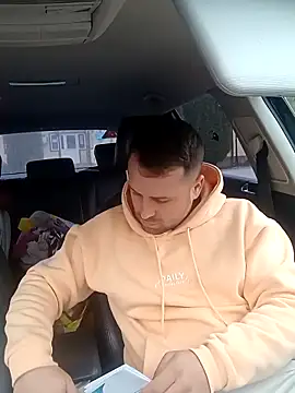 Snapshot of LucianM6 chatting on 11/17/25, 09:48 LucianM6 online show from 11/17/25, 09:48