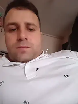 Snapshot of LucianM6 chatting on 11/20/25, 07:19 LucianM6 online show from 11/20/25, 07:19