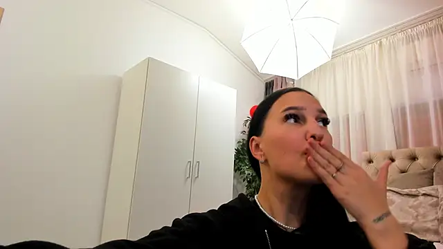 Snapshot of OliviaRimes chatting on 02/20/25, 06:50 OliviaRimes online show from 02/20/25, 06:50